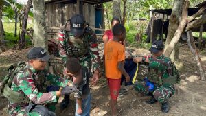 Kehangatan Kepedulian di Bolakme: Satgas 641/Bru Bagikan Pakaian Baru untuk Warga Papua