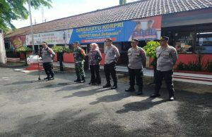Bersama Tiga Pilar Koramil 0808/01 Sukorejo Melaksanakan PAM Pleno Rekapitulasi penghitungan Suara
