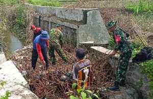 Babinsa Desa Nglegok Bahu Membahu Kerja Bakti Bersihkan Irigasi Persawahan