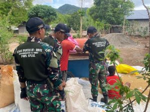 Satgas Pamtas RI-RDTL Yonarhanud 15/DBY Pos Aplal Bantu Warga Giling Padi