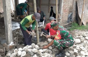 Wujudkan 8 wajib TNI, Babinsa Kel. Kawerun Bantu Renovasi Rumah Warga Kurang Mampu
