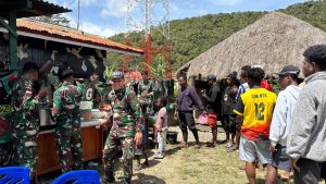 Satgas Yonif 641 dan Warga Rayakan Natal