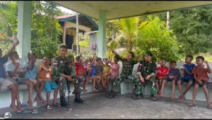 Pos Kramongmongga Yonif 642/KPS Satgas Pamtas Kewilayahan RI-PNG Bagikan Makanan untuk Anak-Anak Sambut Natal