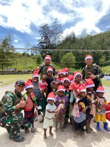 Pasukan Buaya putih, Satgas Yonif 323/BP Kostrad Beri Sentuhan Hangat Saat Natal