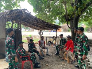 SATGAS PAMTAS RI-RDTL SEKTOR BARAT YONARHANUD 15/DBY POS WINI SOSIALISASIKAN BATAS NEGARA DI DESA HUMUSU WINI