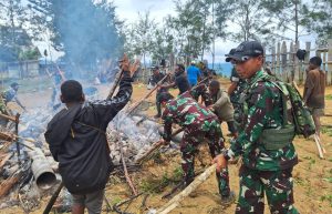 Minggu Berkah Bersama, Satgas Yonif 641/Bru Ikuti Acara Adat Bakar Batu di Distrik Napua