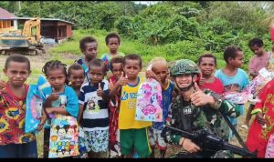 Satgas Yonif 642/Kps Pos Dataran Beimes Bagikan Alay Tulis Untuk Anak-Anak