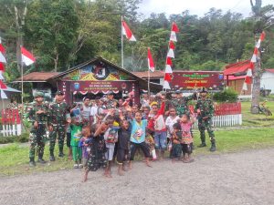 Satgas Pamtas Yonif 641/Bru Berbagi Snack Kepada Anak Anak Kampung Eroma Distrik Kurima
