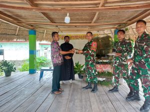 Satgas Pamtas RI-RDTL Yonarhanud 15/DBY Pos Oepoli Sungai Berbagi Kasih Melalui Anjangsana dan Pembagian Buku Doa