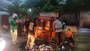 Peduli dan Cepat Tanggap, Polisi Bantu Pedagang Bakso yang Alami Musibah