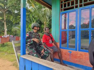 Satgas Yonif 642/Kps Laksanakan Anjangsana ke Rumah Masyarakat di Desa Ururu
