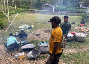 Perkuat Tali Silaturahmi, Satgas Yonif 641/Bru Anjangsana di Rumah Ondo Api Distrik Eragayam