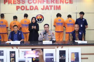 Konferensi Perss Polda Jatim Mengungkap Kasus Pidana Informasi dan Transaksi Elektronik ( ITE ) serta Pornografi Terhadap Anak di bawah Umur