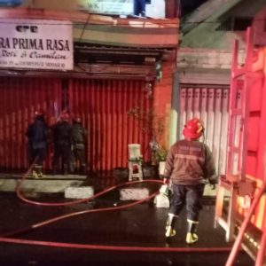 Gara – Gara Konsleting Listrik , Si Jago Merah Melalap  Sebuah Toko di Kawasan Jln Raden Patah No 35 Sidoarjo