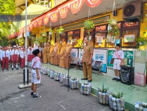 Rutinitas dan Wajib SDN Kaliasin V / 284 Surabaya,Gelar Upacara Bendera Setiap Hari Senin, Penuh Dedikasi Kedisiplinan