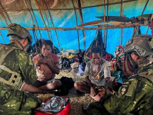 Satgas Yonif 700/WYC Jadi Penolong di Tengah Pengungsian, Warga Eronggobak Dapat Sentuhan Kesehatan