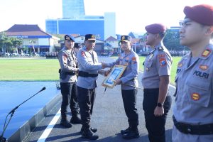Kapolda Jatim Beri Penghargaan 73 Personel Berprestasi 4 Diantaranya Terima KPLB* ‎