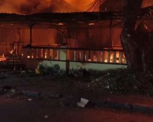 Amukan Massa Demo…! Usai Bakar Gedung Grahadi Kota Surabaya,  Para Pendemo juga Bakar Polsek Tegalsari