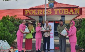 Ketua dan Jajaran Cabang Bhayangkari Tuban , Berbagi 200 Nasi Kotak Kepada Tukang Becak dan Pengemudi Ojek Online ( OJOL )