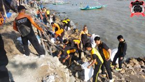 3 pilar didampingi  Komunitas Peduli Lingkungan dan Kader Surabaya Hebat , Bergotong – Royong Membersihkan bibir pantai Tambak Wedi, Kenjeran Surabaya
