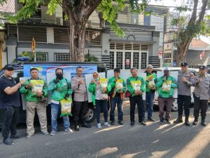 Polres Gresik Gelar Baksos Gerakan Pangan Murah ( GPM ) Memberikan Bantuan  Kepada Driver Ojek Online di Gresik