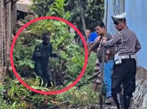 Sebelum Tertangkap Polsek Sukomanunggal, Dua Pencuri HP Sembunyi di Lumpur Selokan Selama 3 Jam