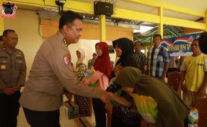 Turut Prihatin, (Plt) Kapolres Tuban, Turun Langsung Bagikan Bantuan Kepada Korban Terdampak Bencana Angin Puting Beliung